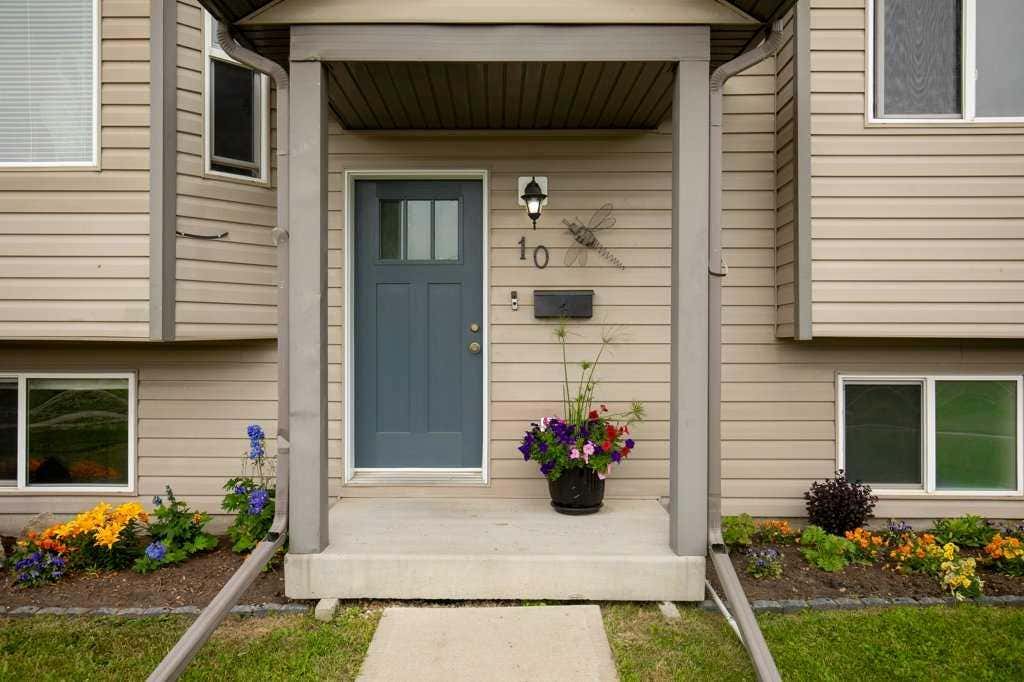 Photo of 10 Hansen Close, Sylvan Lake, AB T4S 2P1 (MLS # A2330752)