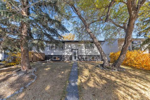 Photo of 915 Pinecliff Drive NE, Calgary, AB T2Y 3Y3 (MLS # A2267681)