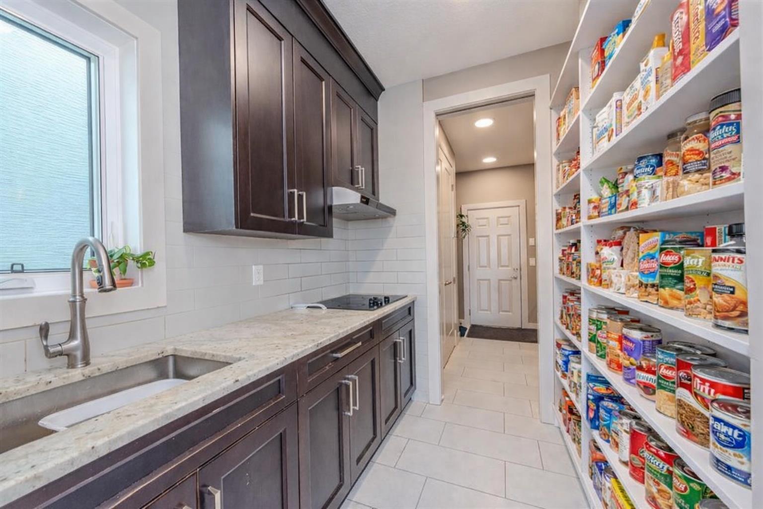 105 Carringvue Manor NW