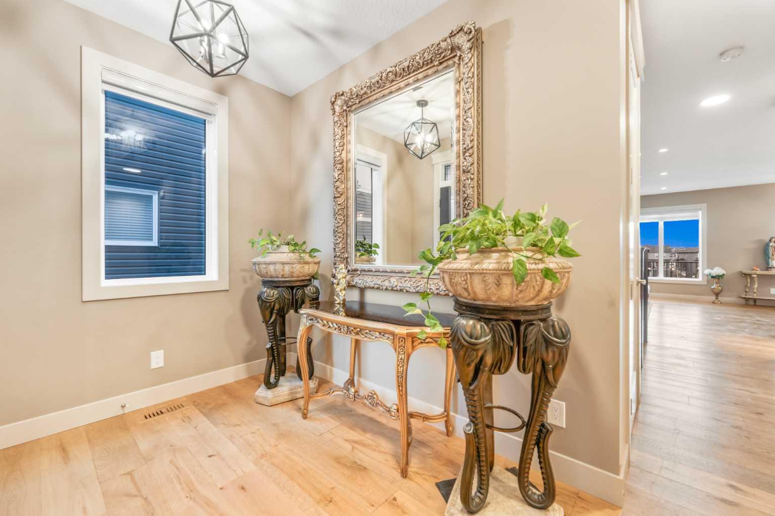 105 Carringvue Manor NW