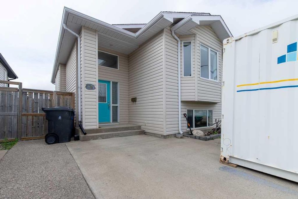 Photo of 48 Blackfoot Court W, Lethbridge, AB T1K 7P5 (MLS # A2327296)