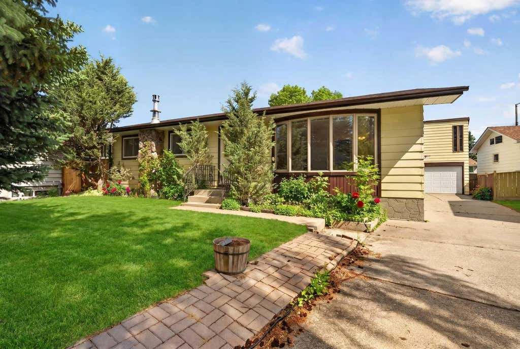 Photo of 135 Huntcroft Way NE, Calgary, AB T2K 4E4 (MLS # A2322910)