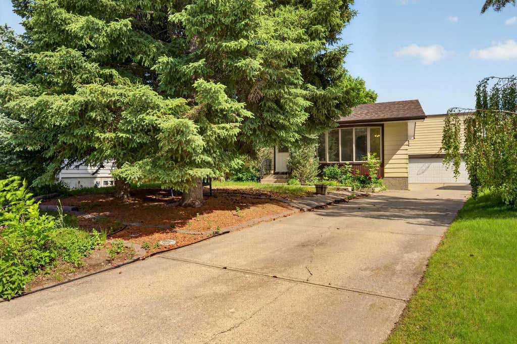 Photo of 135 Huntcroft Way NE, Calgary, AB T2K 4E4 (MLS # A2322910)