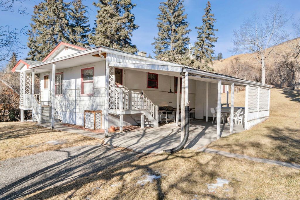 Photo of 332 Third Street W, Cochrane, AB T4C 1Z6 (MLS # A2280560)