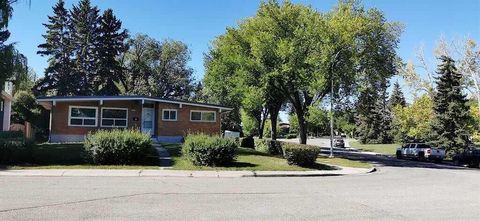 Photo of 3727 Valdes Place NW, Calgary, AB T2L 2A2 (MLS # A2259312) Photo of 3727 Valdes Place NW, Calgary, AB T2L 2A2 (MLS # A2259312)