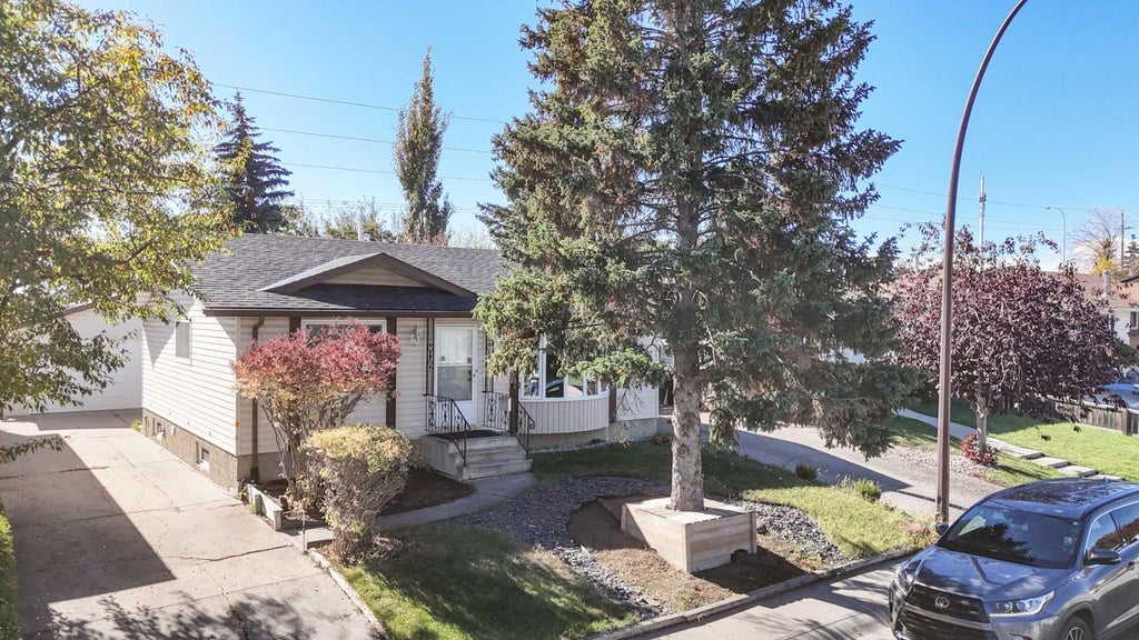 Photo of 248 Bracewood Road SW, Calgary, AB T2W 3C1 (MLS # A2350192)
