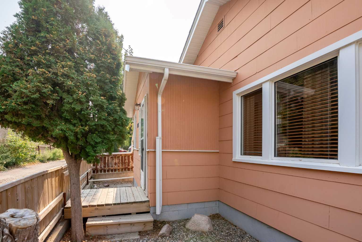 1221 (1219A) 4 Avenue S