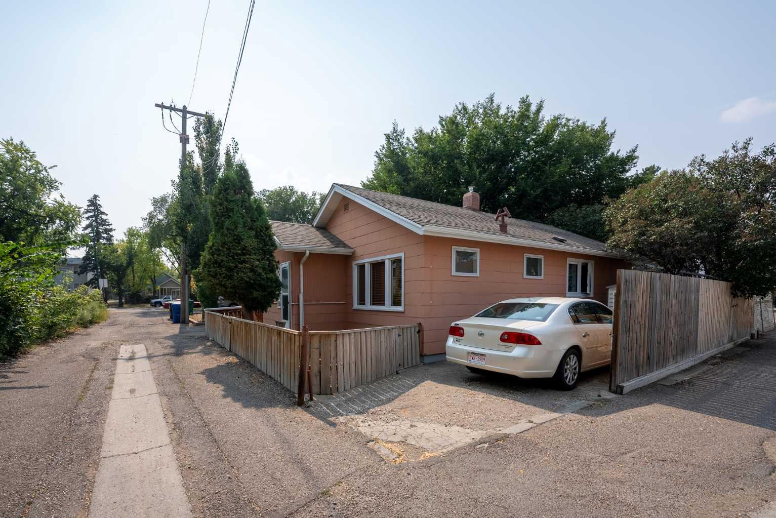 1221 (1219A) 4 Avenue S