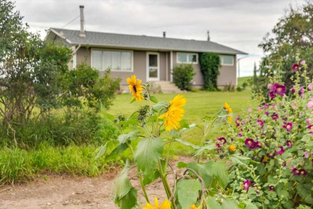 Photo of 334078 Range Road 241, Rural Kneehill County, AB T0M 2C0 (MLS # A2288095)