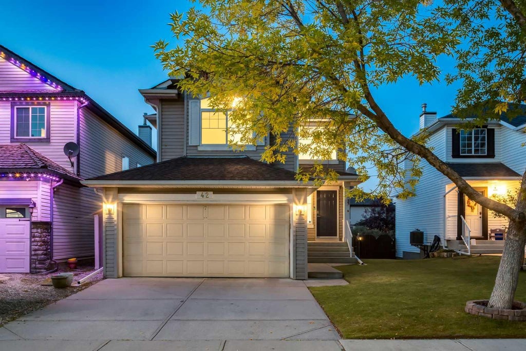 Photo of 42 DOUGLAS GLEN Circle SE, Calgary, AB T2Z 3T3 (MLS # A2346227)