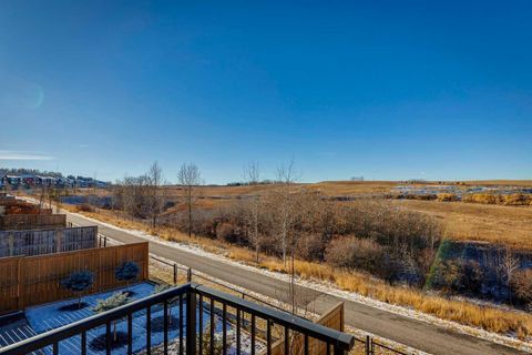 57 Crestridge Bay SW Calgary AB T3B 6H2