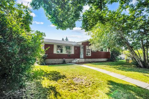 1447 Northmount Drive NW Calgary AB T2L 0G7