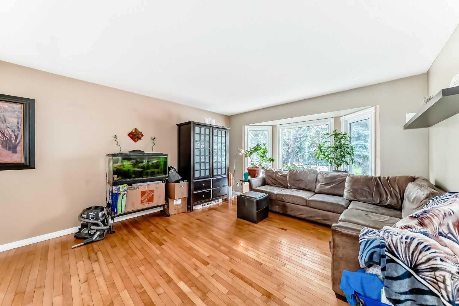 68 Woodview Court SW