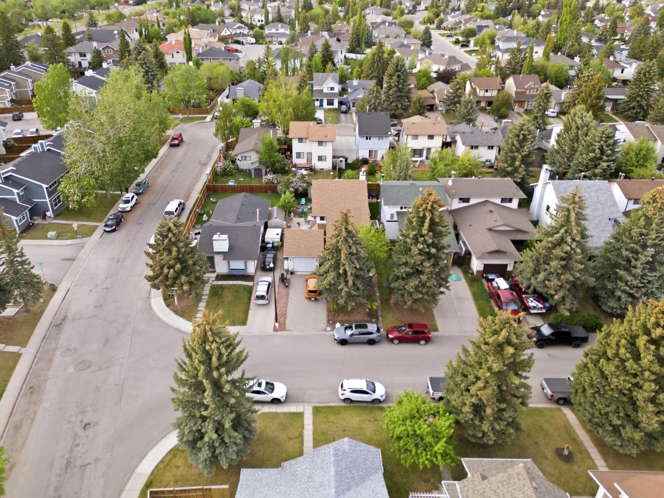 68 Woodview Court SW