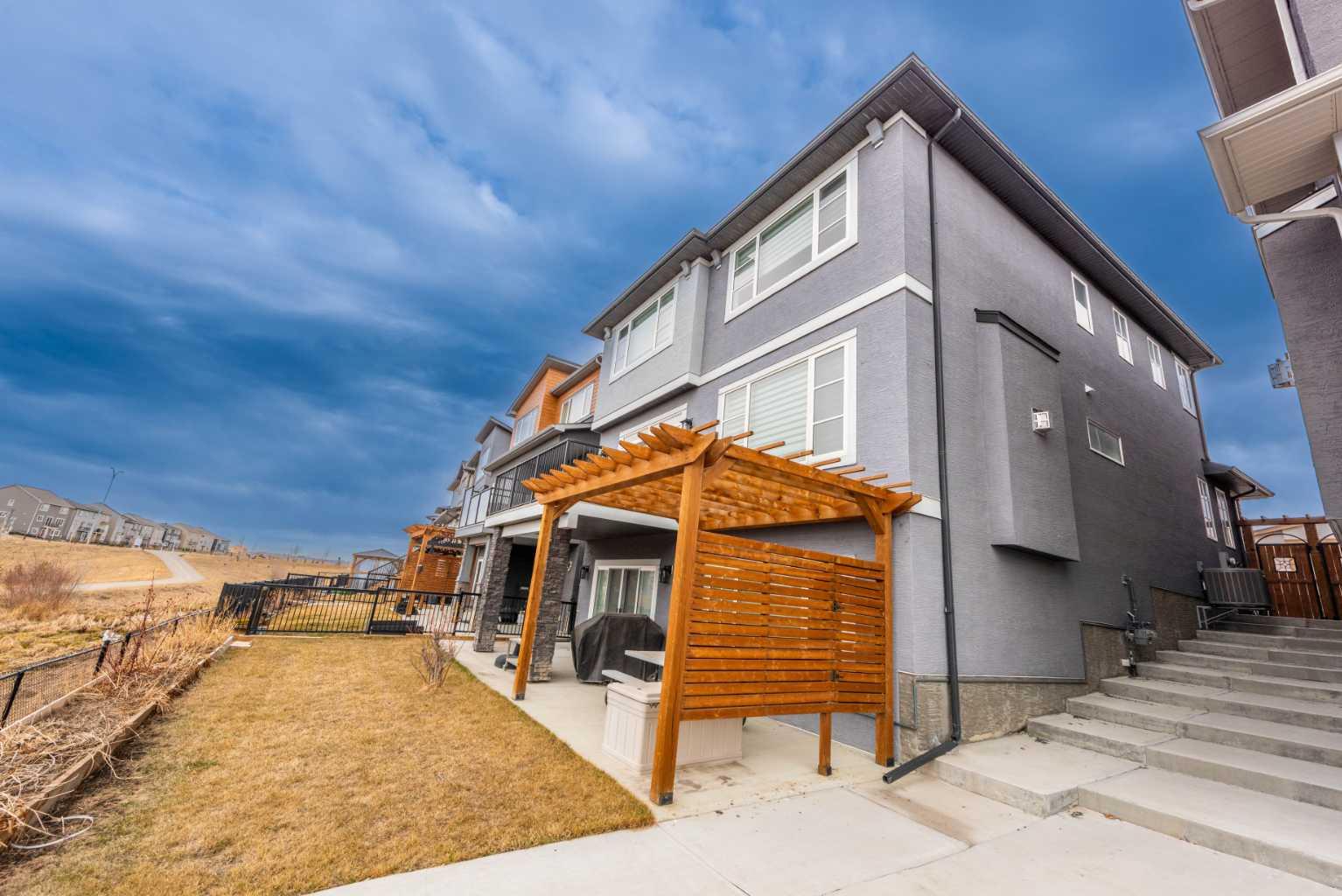 205 Carringvue Manor NW
