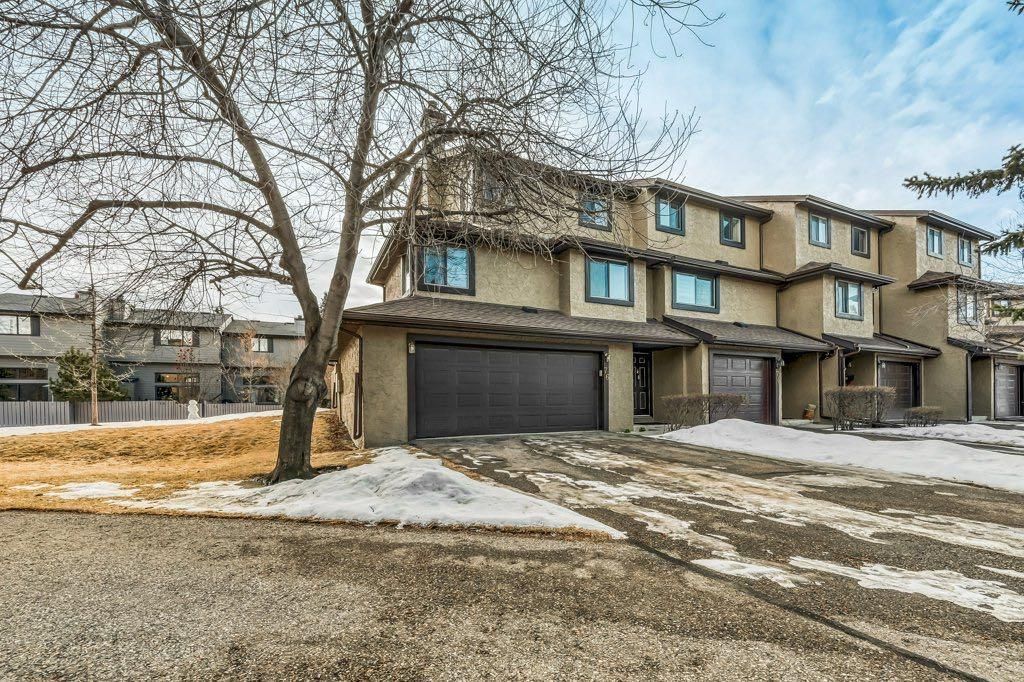 Photo of 76 Glamis Gardens SW, Calgary, AB T3E 6S4 (MLS # A2281749)