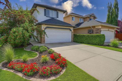 17 Royal Birkdale Crescent NW Calgary AB T3G 5R4