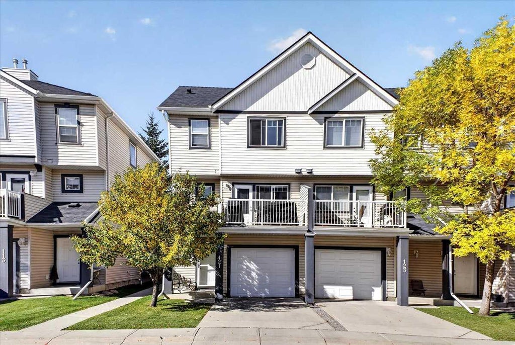 Photo of 121 Everhollow Heights SW, Calgary, AB T2Y 5B3 (MLS # A2347104)