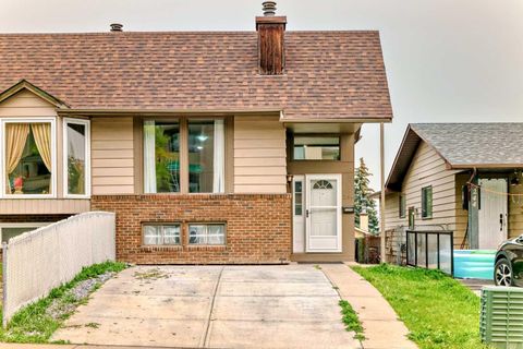 Photo of 246 Berwick Drive NW, Calgary, AB T3K 1P5 (MLS # A2254102) Photo of 246 Berwick Drive NW, Calgary, AB T3K 1P5 (MLS # A2254102)