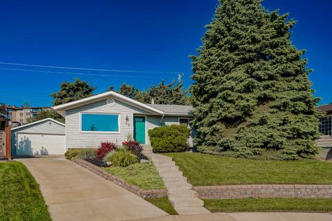 52 Hogarth Crescent SW Calgary AB T2V 3A7