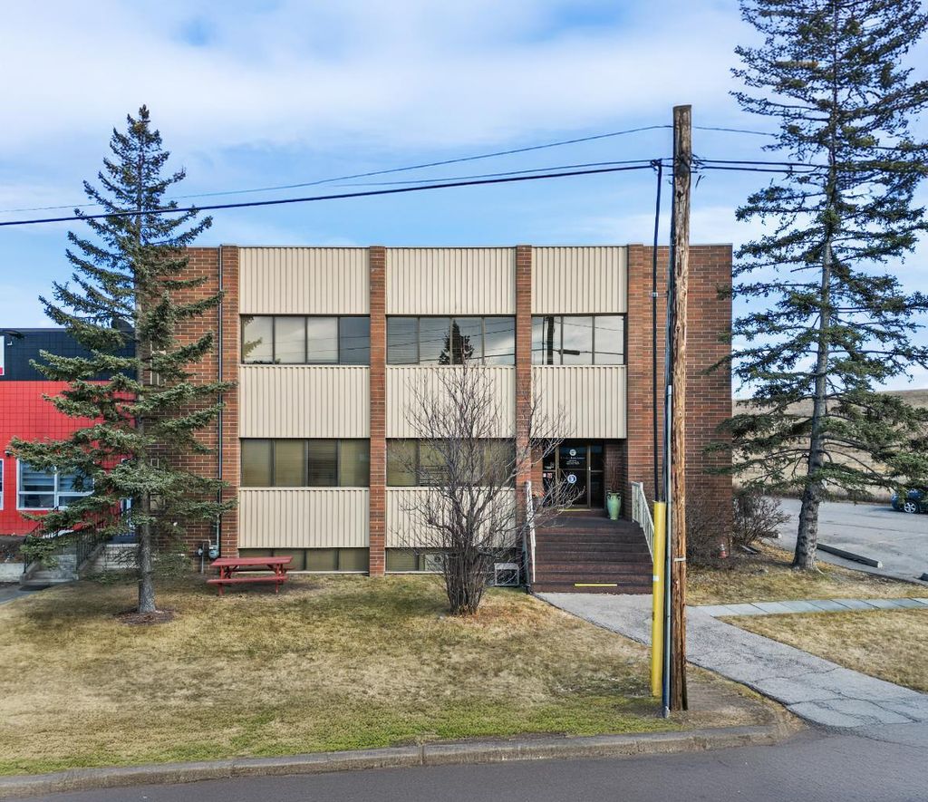 Photo of 76 Skyline Crescent NE, Calgary, AB T2K 5S7 (MLS # A2282622)