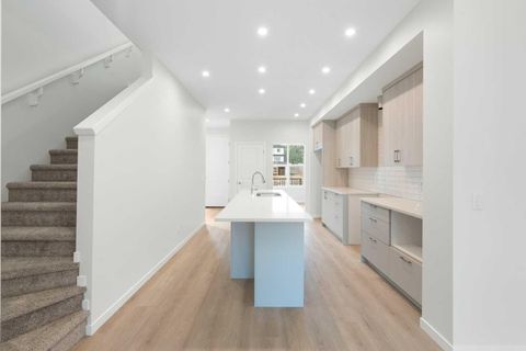 135 Creekview Gardens SW Calgary AB T2X 5X7