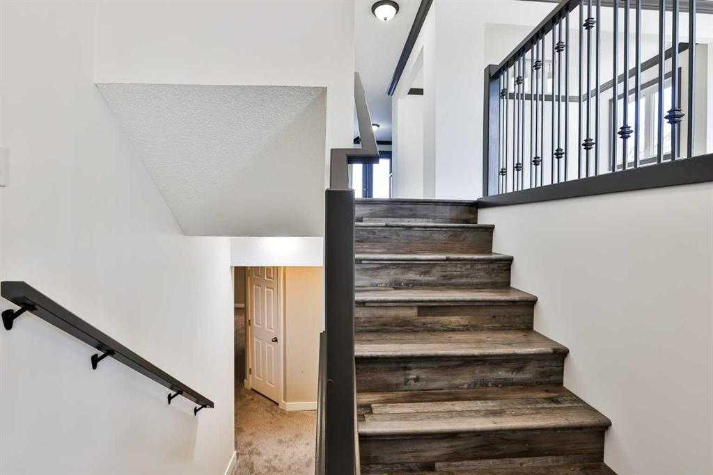 11 Wildwood Crescent W