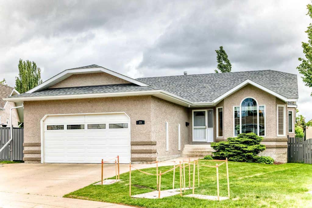 Photo of 15 East Close, Red Deer, AB T4R 2K2 (MLS # A2320930)