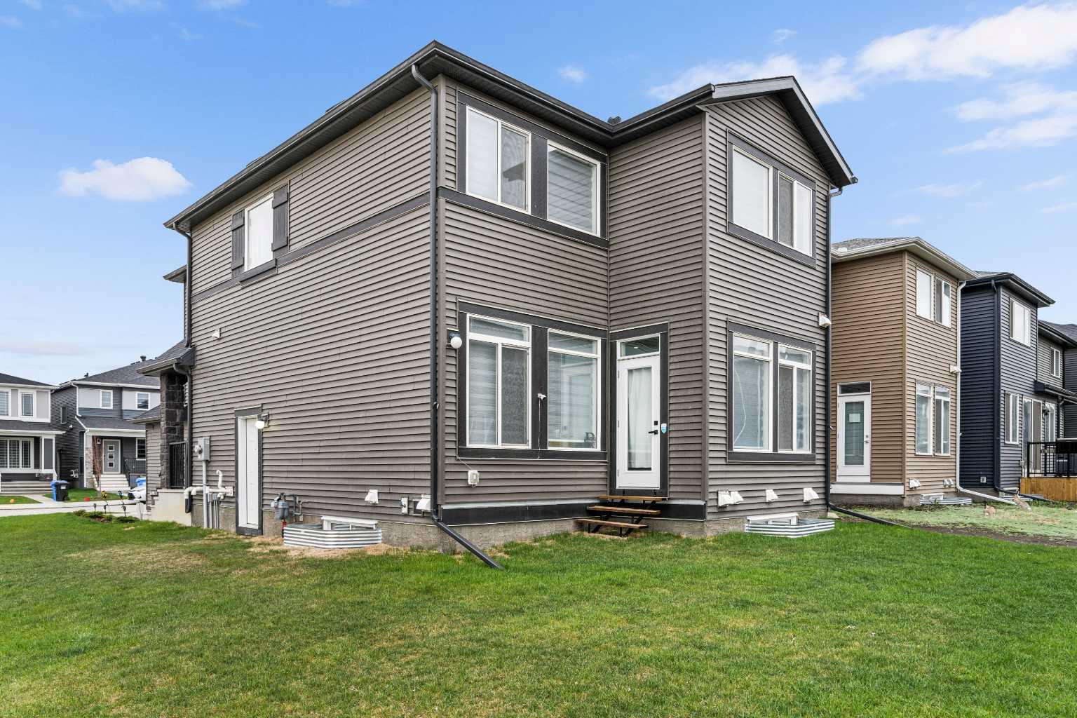 8 Corner Glen Row NE