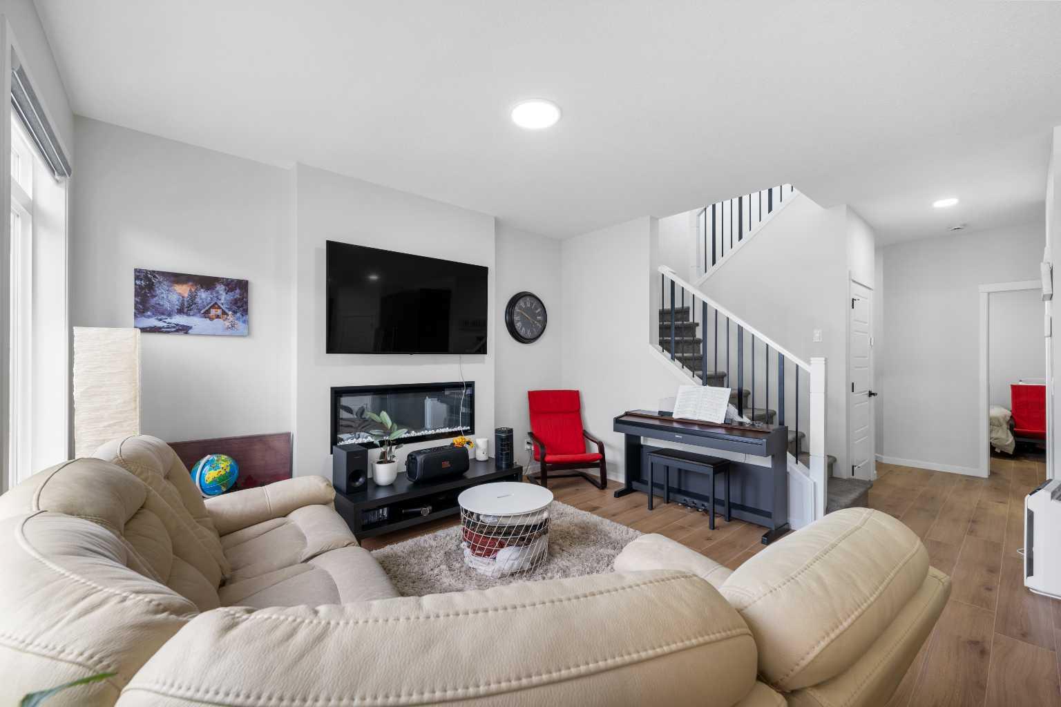 8 Corner Glen Row NE