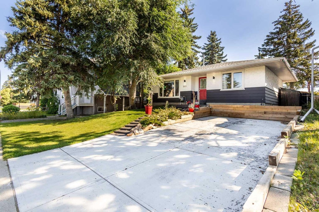 Photo of 809 68 Avenue SW, Calgary, AB T2V 0N5 (MLS # A2339915)