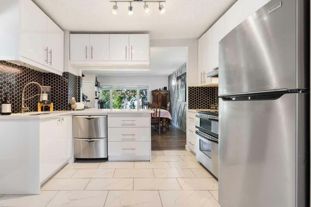 Photo of 809 68 Avenue SW, Calgary, AB T2V 0N5 (MLS # A2339915)