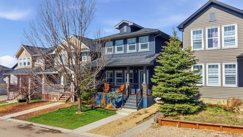 Photo of 72 Evansdale Landing NW, Calgary, AB T3P 0C8 (MLS # A2306196)