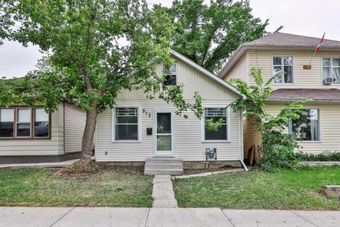 Photo of 912 8 Street S, Lethbridge, AB T1J 2K8 (MLS # A2317300)