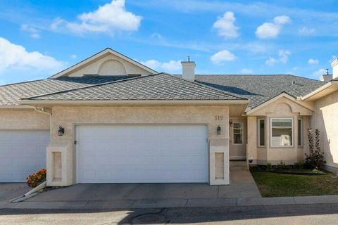 119 Edgepark Villas NW Calgary AB T3A 3S2