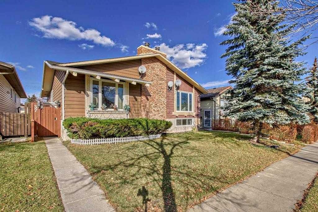 Photo of 39 Bermuda Drive, Calgary, AB T3K 1H5 (MLS # A2283238)