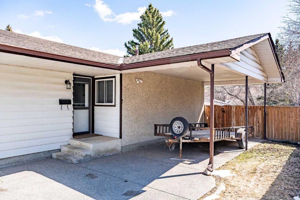 Photo of 1523 110 Avenue SW, Calgary, AB T2W 0E2 (MLS # A2304946)