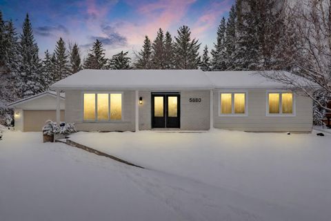 5880 Dalridge Hill NW Calgary AB T3A 1L9