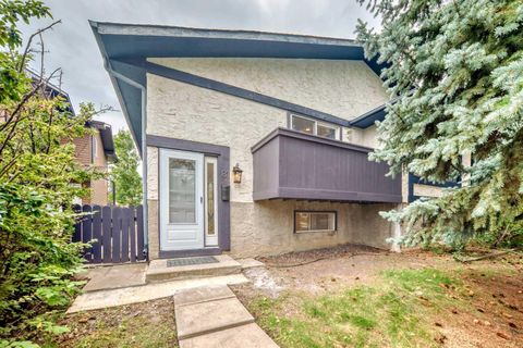 81 Bearberry Close NW Calgary AB T3K 1R4