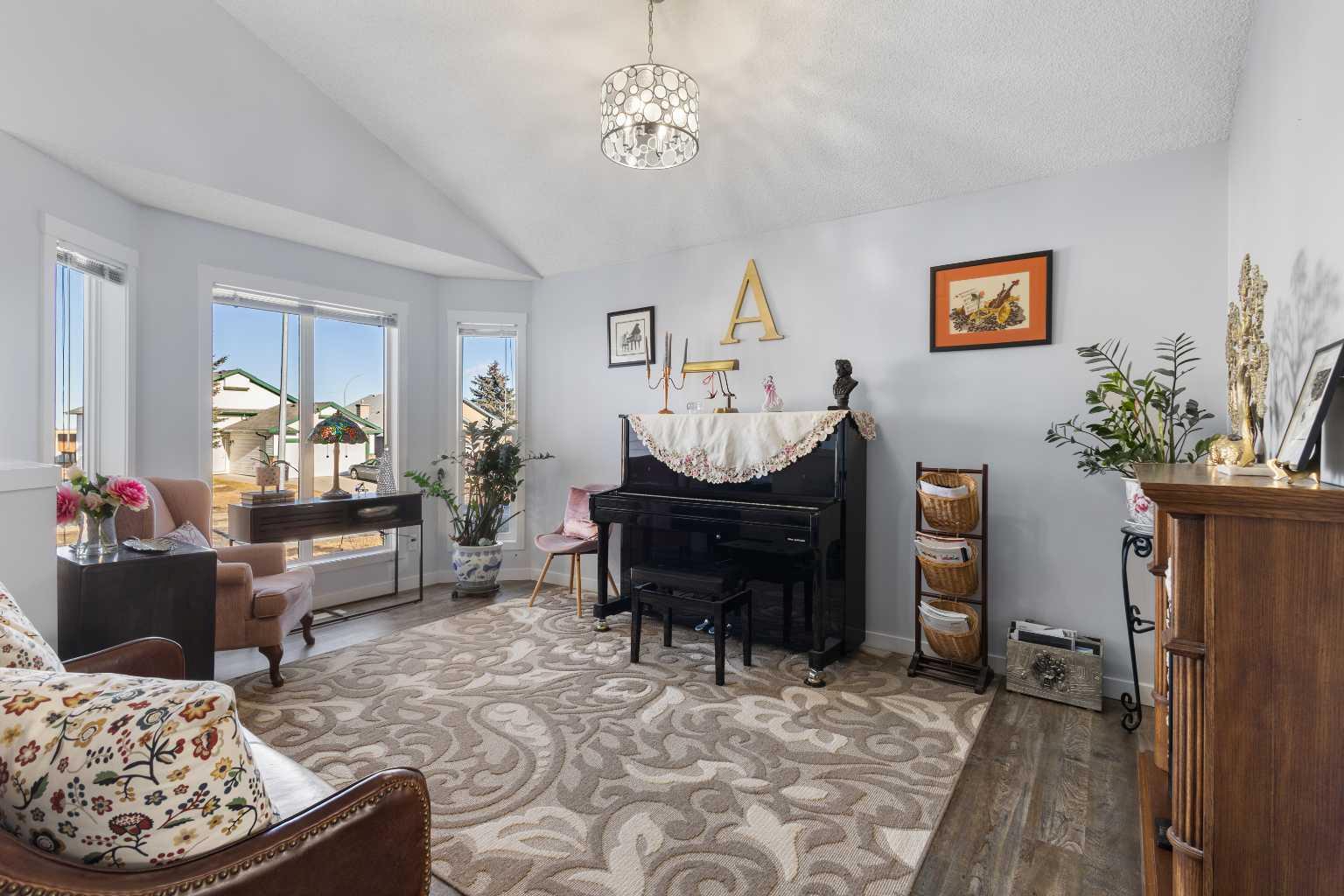 405 Highwood Village Place NW