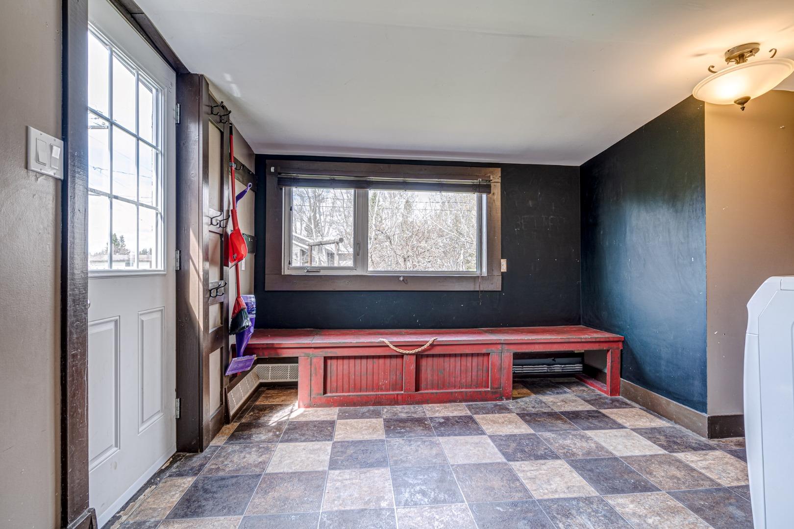 302 Railway Avenue E