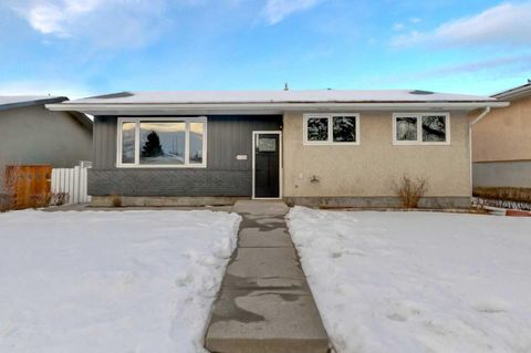 1724 Valleyview Road NE Calgary AB T2E 6E9