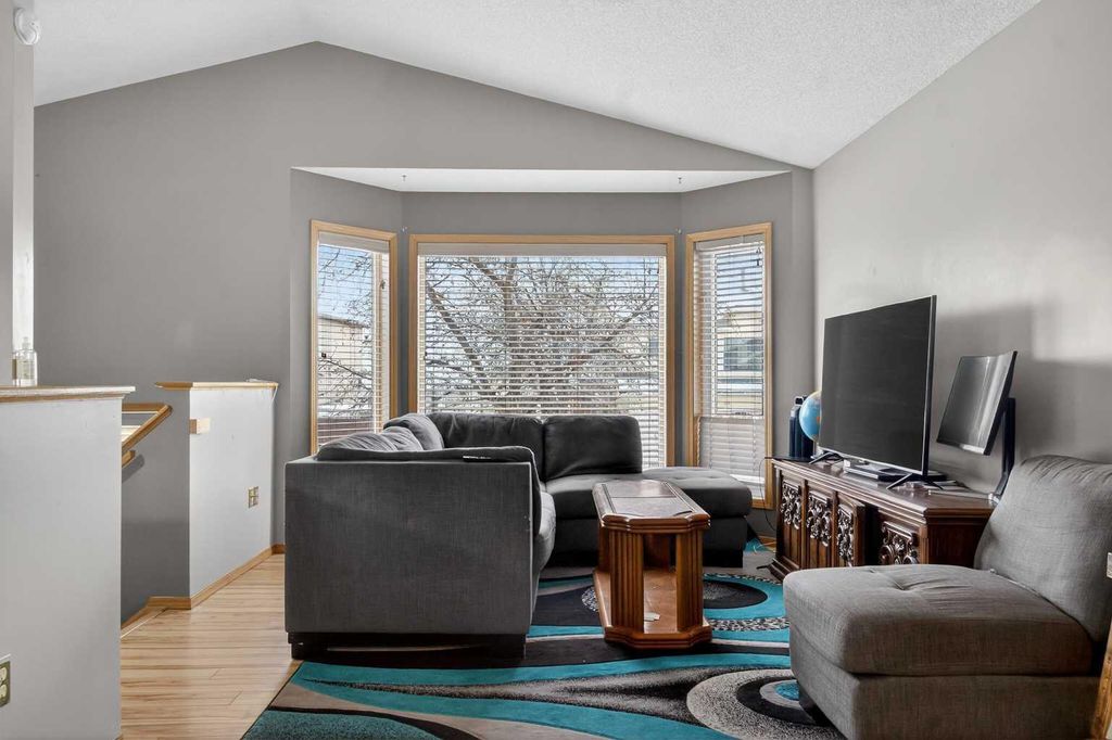 Photo of 40 Erin Circle SE, Calgary, AB T2B 3H9 (MLS # A2273908)