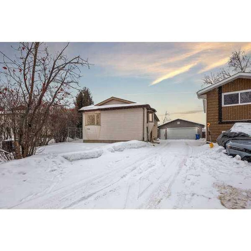 Photo of 122 Maclaren Bay, Fort McMurray, AB T9K 1P3 (MLS # A2287201)