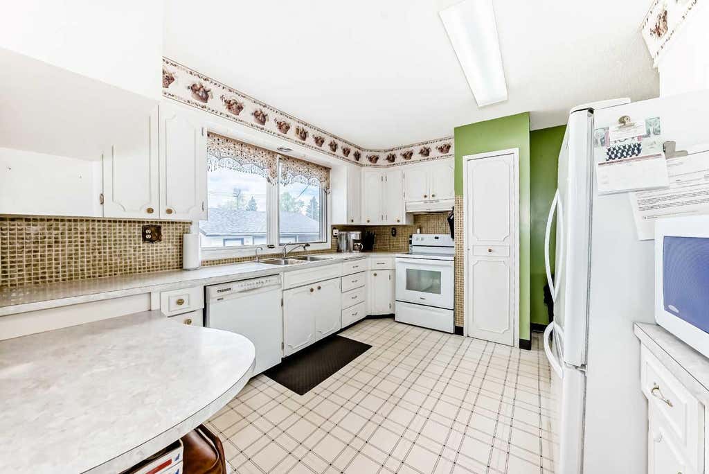 Photo of 6004 53 Ave Ave, Ponoka, AB T4J 1K7 (MLS # A2319188)