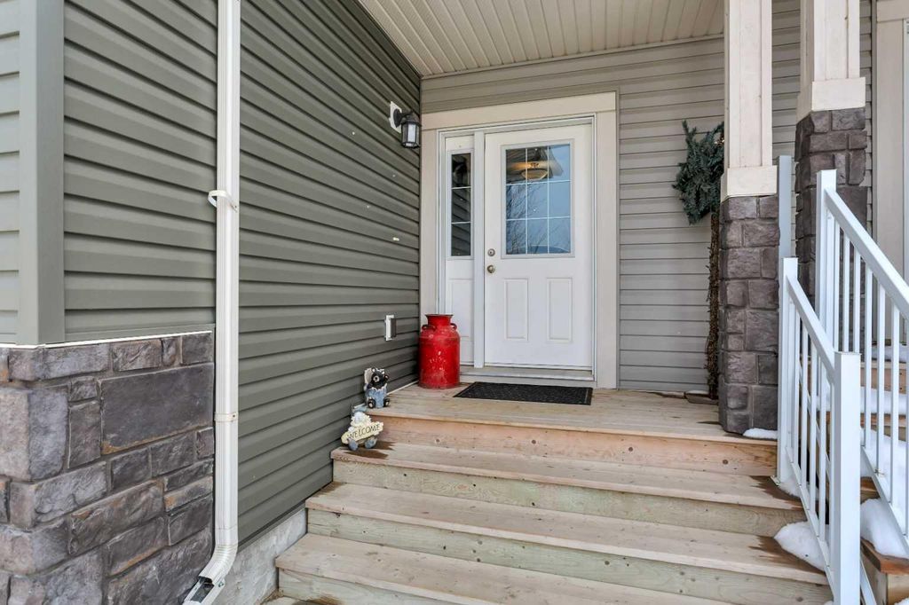 Photo of 17 Crestview Boulevard, Sylvan Lake, AB T4S 0N4 (MLS # A2304326)