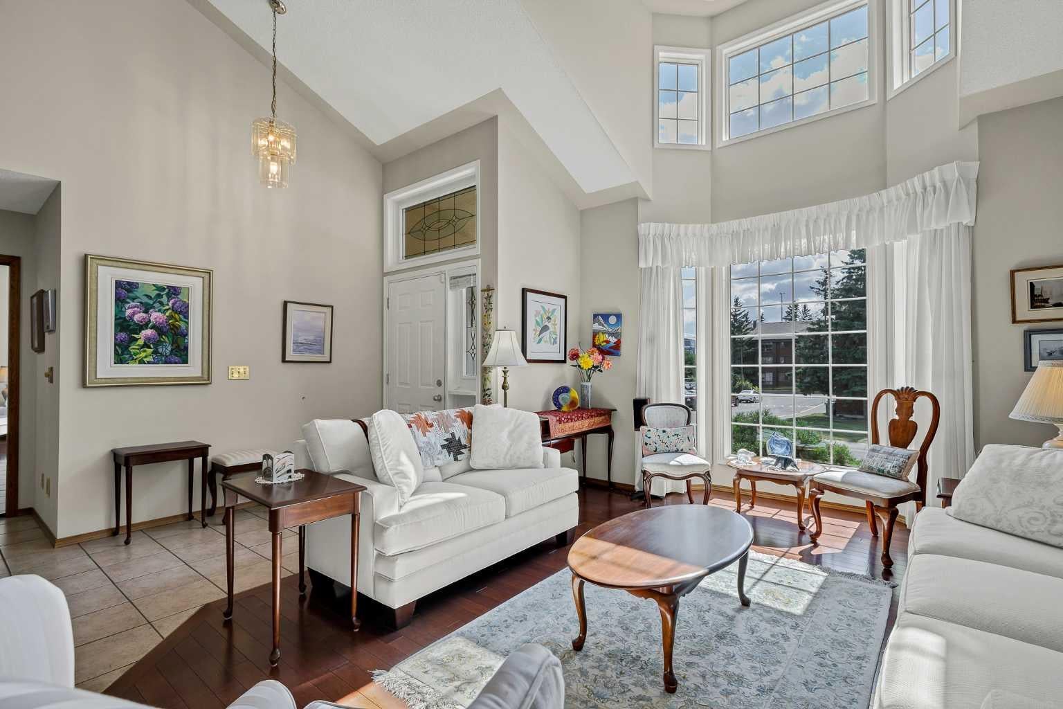 22 Varsity Estates View NW