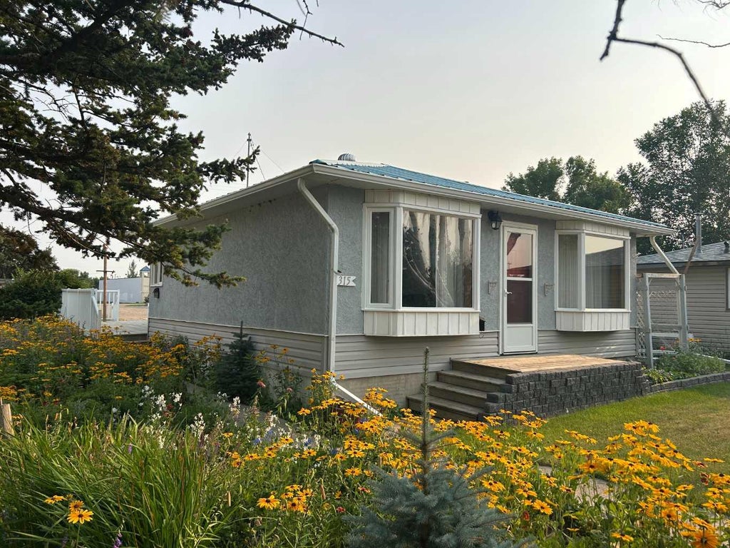 Photo of 315 3 Avenue N, Vauxhall, AB T0K 2K0 (MLS # A2331674)