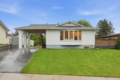 Photo of 908 Stonehaven Road SW, Calgary, AB T2W 0P6 (MLS # A2323153)