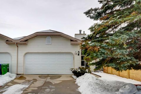 38 Millbank Hill SW Calgary AB T2Y 2Y9